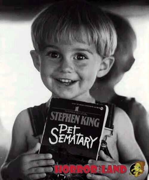 thehorrorland's tweet photo. this Behind the Scenes image is well READ. Miko Hughes holds onto Kings novel during the filming of Pet Sematary (1989). #horrormovies #btshorror #bts https://t.co/pJAM1DEcnY