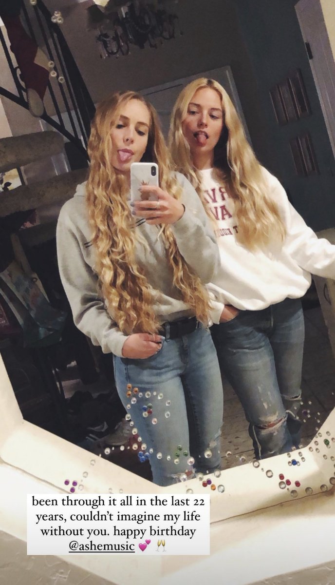 asheupdatesarg's tweet photo. "pasó de todo en los últimos 22 años, no me imagino mi vida sin vos. Feliz cumpleaños Ashe 💕🥂"

"llegar a verte crecer en la artista más genuina a lo largo de los años  ha sido muy especial, te amo disfruta tu día!!"

📲 | Elizabeth (@/elizabethgrnrd)  via Instagram stories https://t.co/FpKiJwCKu8