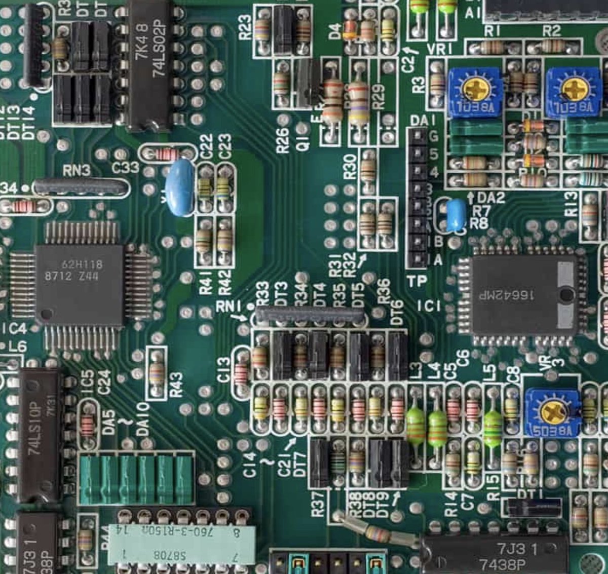 Feeling lost on a dense layout with no ability for a through-hole? Don’t jump to conclusions - use an SMD jumper instead. bit.ly/40OWxXZ

#PCBdesign #Cadence