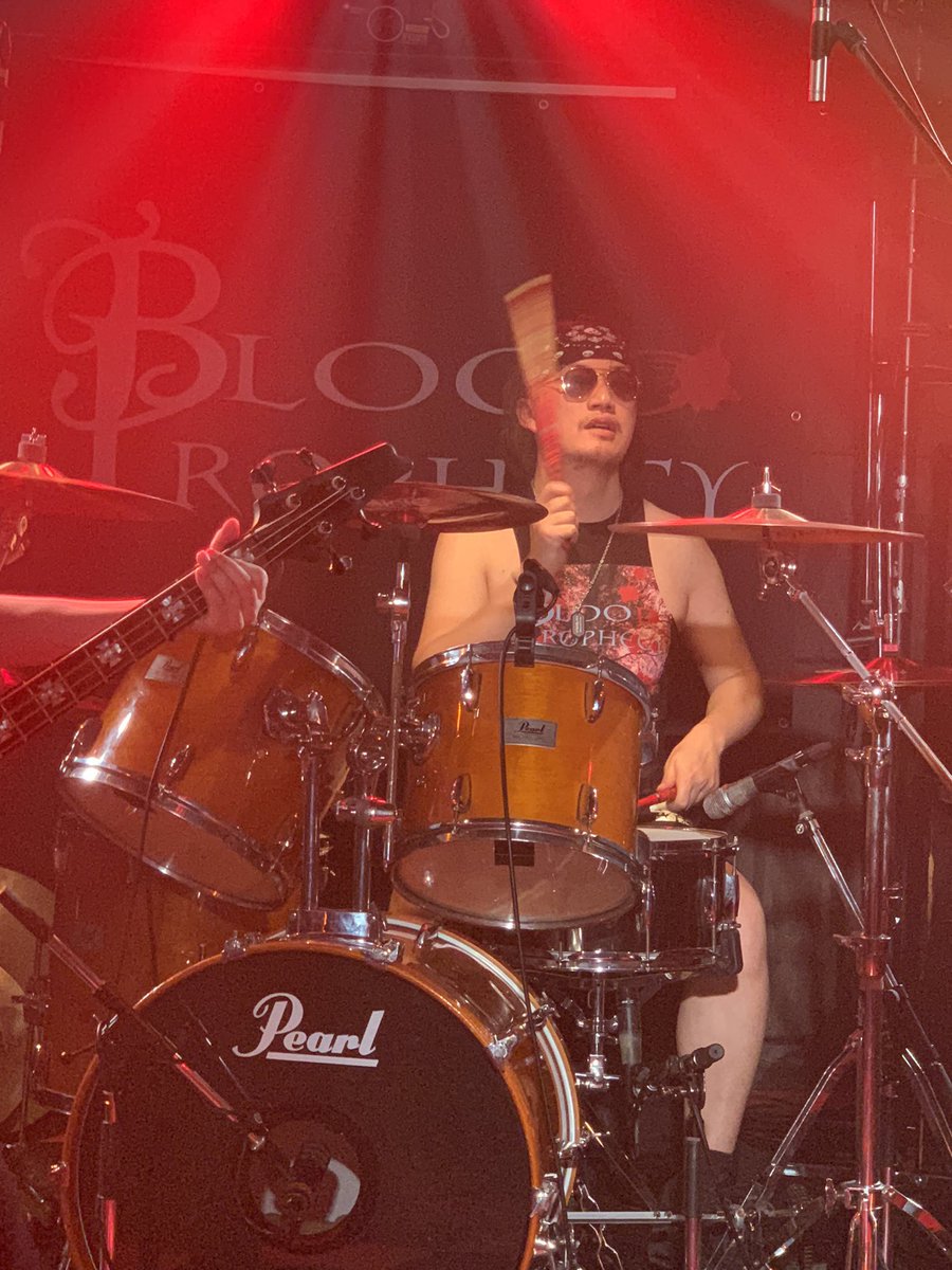MuvTbDl51nxzoHi's tweet photo. #BloodProphecy
#DrムスKENGOの4枚
#LoudBeast
#立川Babel
(2023.4.23) ライブ前から燃えていたDrムスKENGO。鎮火せずライブでは更に燃えていた! https://t.co/VDqVhLn7Gp