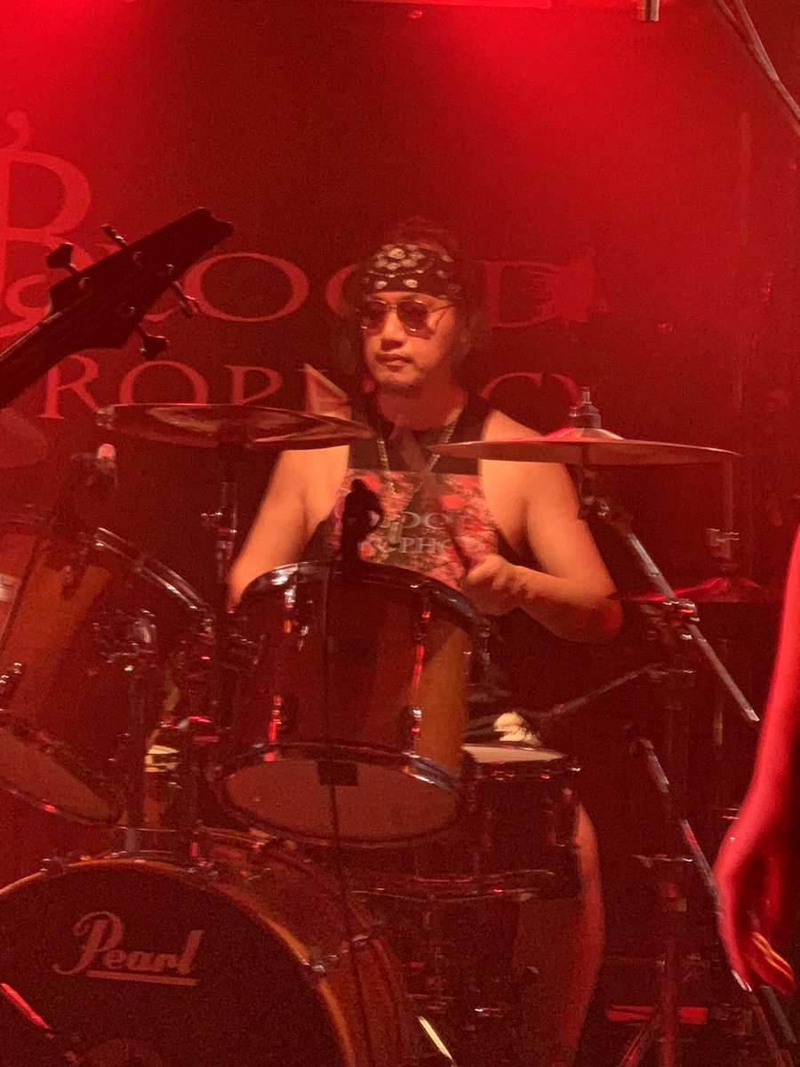 MuvTbDl51nxzoHi's tweet photo. #BloodProphecy
#DrムスKENGOの4枚
#LoudBeast
#立川Babel
(2023.4.23) ライブ前から燃えていたDrムスKENGO。鎮火せずライブでは更に燃えていた! https://t.co/VDqVhLn7Gp