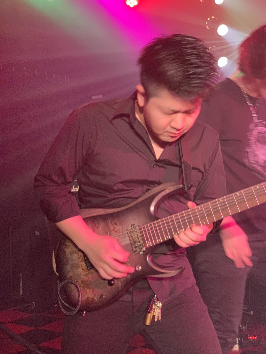 MuvTbDl51nxzoHi's tweet photo. #BloodProphecy
#Gtター働く毎日の4枚
#LoudBeast
#立川Babel
(2023.4.23) ライブ前に近くのファミマで会った。いつも眼鏡かけていたので、判定出来ずアイコンタクトも無かった。相変わらず「静かなる」戦士だネ! https://t.co/qeEfWV9RPy