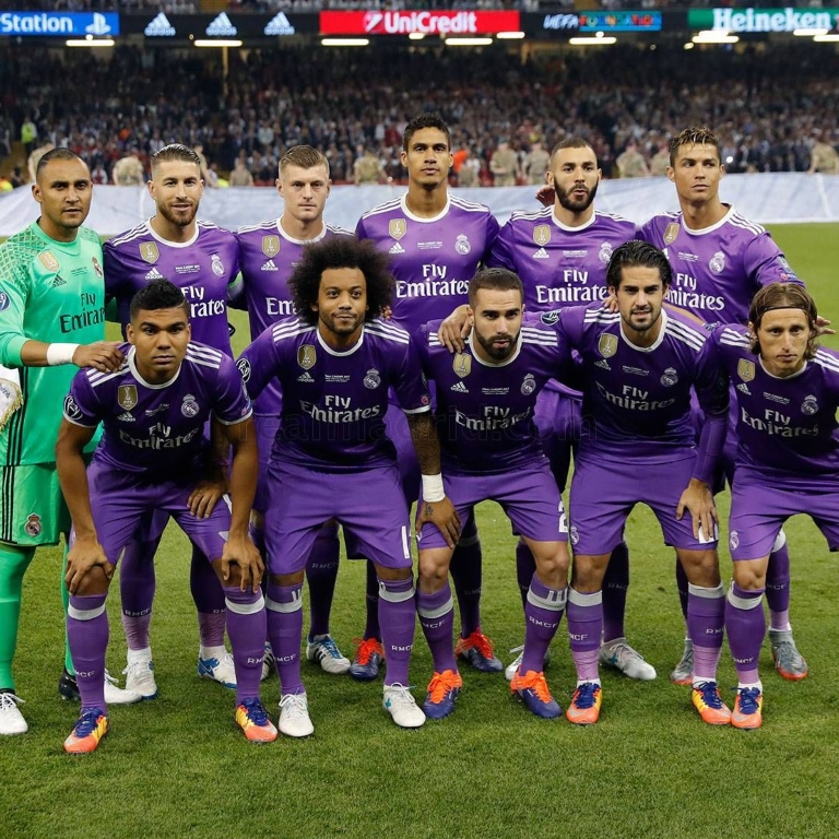 InvictosSomos's tweet photo. En octavos, le clavaron 6 goles al Napoli. En cuartos, le hicieron 6 goles al Bayern. En semis, 4 goles al Atleti. Y en la final, firmaron 4 goles ante la Juve, que solo había recibido 3 tantos en el torneo. Al Real Madrid 2016/17 lo veías feo, y te goleaba. EQUIPO LEGENDARIO.