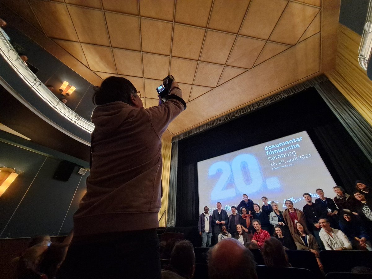 Eröffnung der 20. (!) Hamburger #Dokumentarfilmwoche im Metropolis mit "Eigentlich eigentlich Januar" v Jan Peters - und gleich ging bei mir ein wildes Kopfkino los: Wildenhahn mit seinen Äckern und Lesestunden, Bitomsky, Ivens, Rouch...