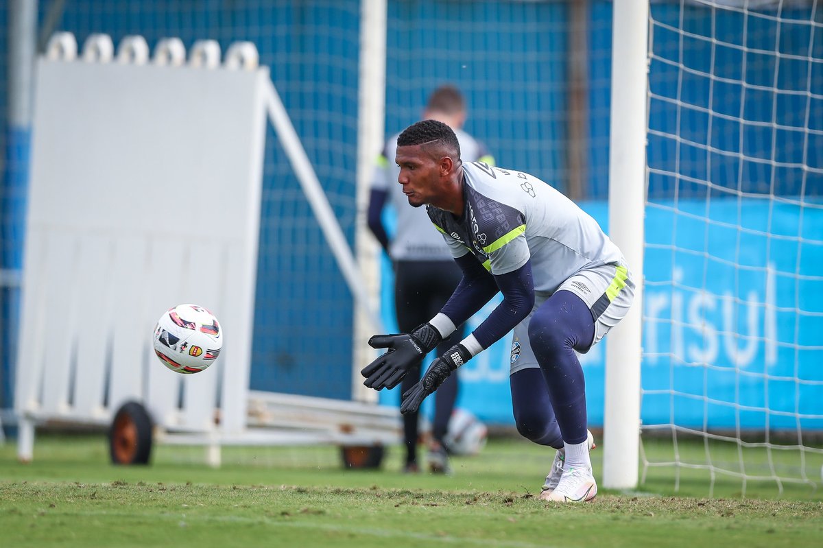 soccergfbpa's tweet photo. Depois de ser assunto na mídia, o goleiro Adriel treinou normalmente e no coletivo fez parte da equipe composta pelos guris do sub-20.
Já o goleiro Felipe Scheibig fez parte da equipe composta por jogadores do time principal.
🗞 @geglobo
📸 / Lucas Uebel https://t.co/pRTKTuBsJO
