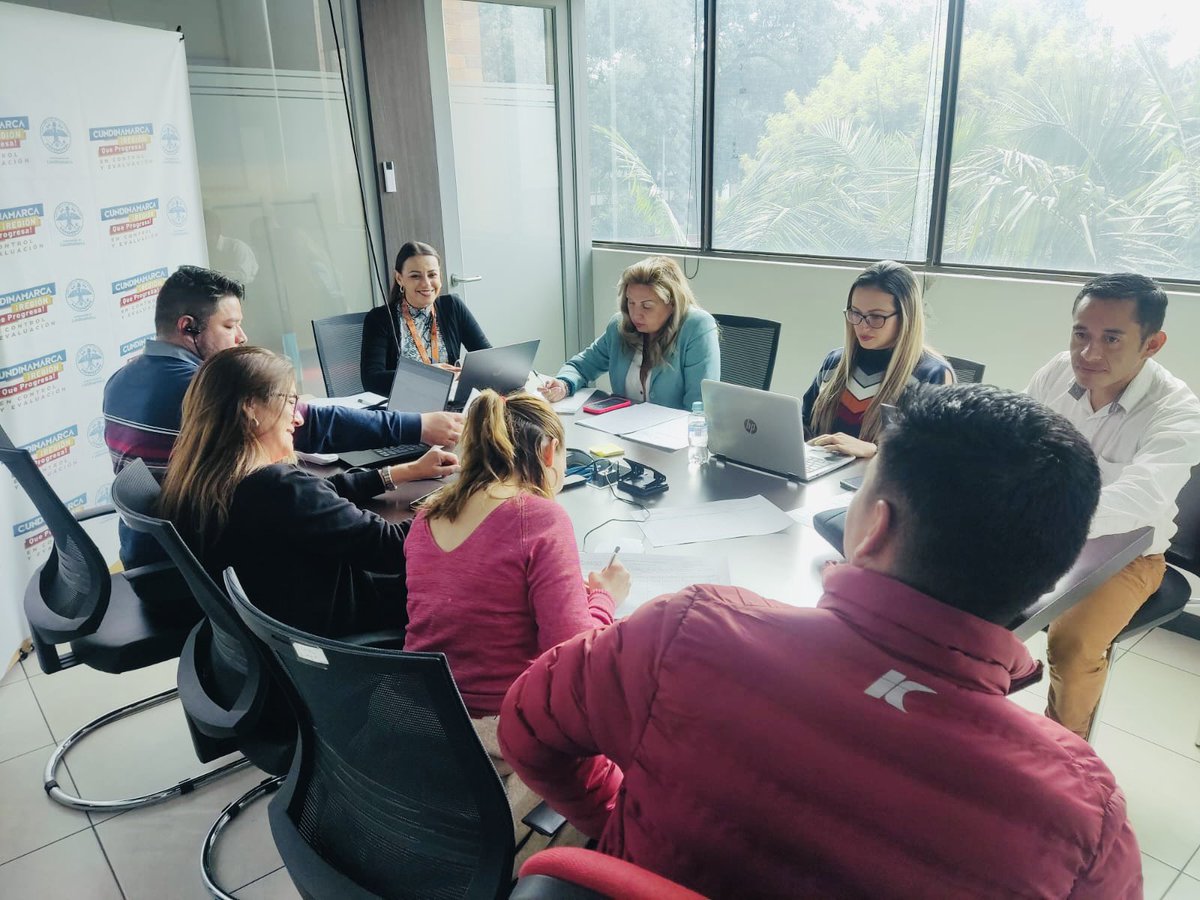 ControlIntCund's tweet photo. #AEstaHora 🧠🔎 || En función de nuestro rol de evaluación y seguimiento, nuestro equipo de auditores realiza balance del avance de Auditoría en @HaciendaCundi, con la verificación de papeles de trabajo, formato 57 y la redacción del informe de resultados. 

#RegiónQueProgresa✅ https://t.co/TJWZTFL9zJ