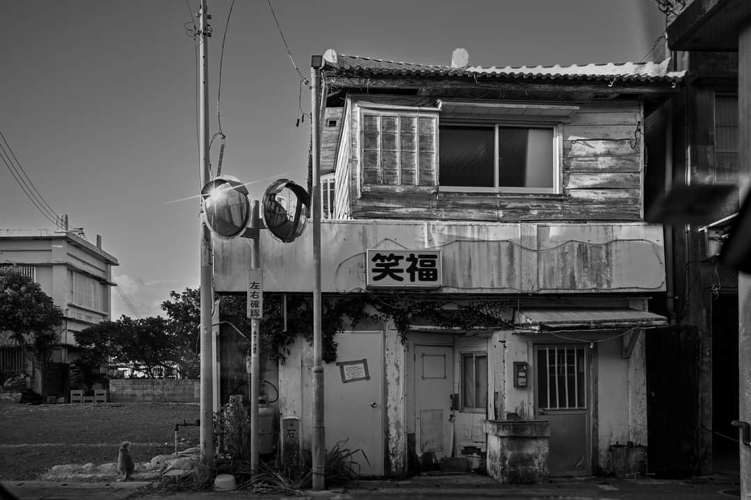 沖縄：コザ
#ファインダー越しの私の世界 #撮るを楽しむ #その瞬間に物語を #キリトリセカイ #何気ない瞬間を残したい #私の写真もっと広まれ #幸せな瞬間をもっと世界に #日常を紡いでく #街スナップ #スナップ  #nikon #Z6 #monochrome #photolovers #streetsnap #streetshot #コザ吉原 #コザ #koza