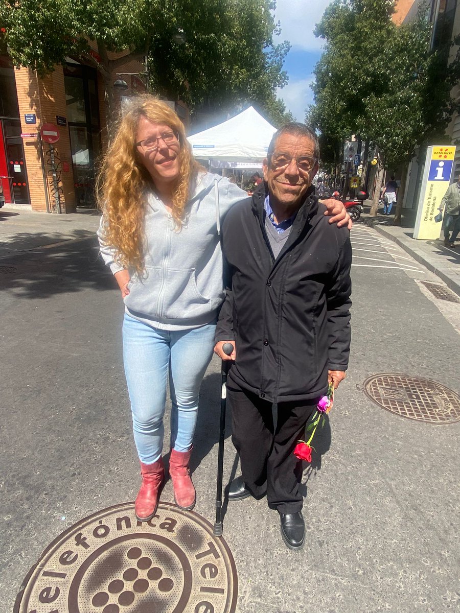 Gempgem's tweet photo. Este Sant Jordi a sido nuestro primero como entidad, hemos vivido muchos momentos pero me quedo con este #badalona Tea-cercas Associació #tea #cea. https://t.co/yCRYdzkEia