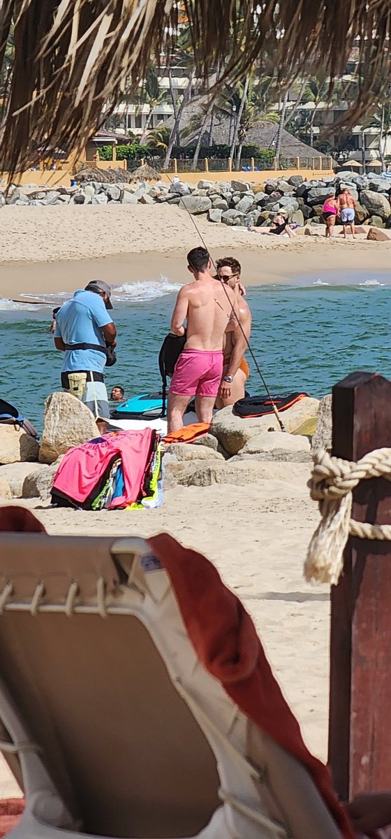 Ch1c0sD3L4C4ll3's tweet photo. Hora de subirse a la banana #Vallarta2023 #ChicosDLPlaya #BeachGuys #ForeingGuysInMexico #RealGuys #Paparazzi #PuertoVallarta 1/3 https://t.co/Jx7YesjiJa