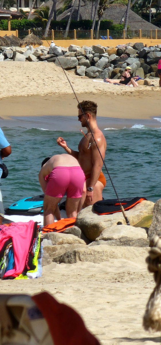 Ch1c0sD3L4C4ll3's tweet photo. Hora de subirse a la banana #Vallarta2023 #ChicosDLPlaya #BeachGuys #ForeingGuysInMexico #RealGuys #Paparazzi #PuertoVallarta 1/3 https://t.co/Jx7YesjiJa