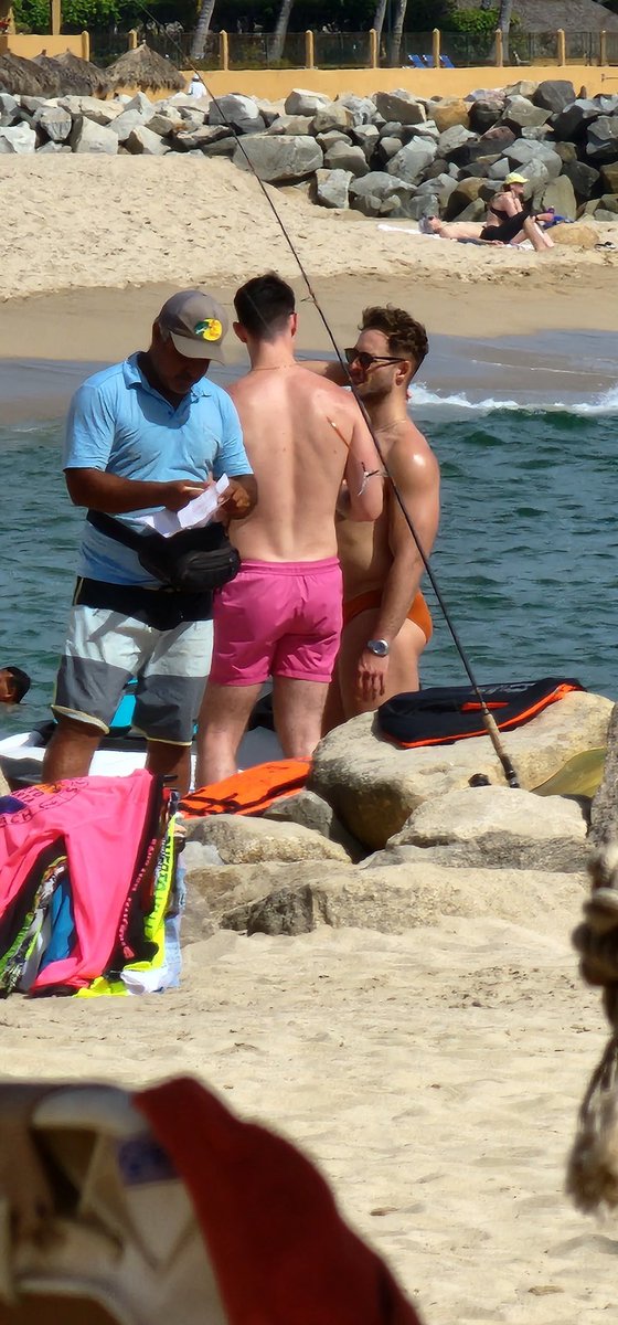 Ch1c0sD3L4C4ll3's tweet photo. Hora de subirse a la banana #Vallarta2023 #ChicosDLPlaya #BeachGuys #ForeingGuysInMexico #RealGuys #Paparazzi #PuertoVallarta 2/3 https://t.co/eCQkDMXOyO