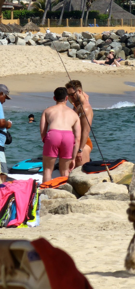 Ch1c0sD3L4C4ll3's tweet photo. Hora de subirse a la banana #Vallarta2023 #ChicosDLPlaya #BeachGuys #ForeingGuysInMexico #RealGuys #Paparazzi #PuertoVallarta 2/3 https://t.co/eCQkDMXOyO