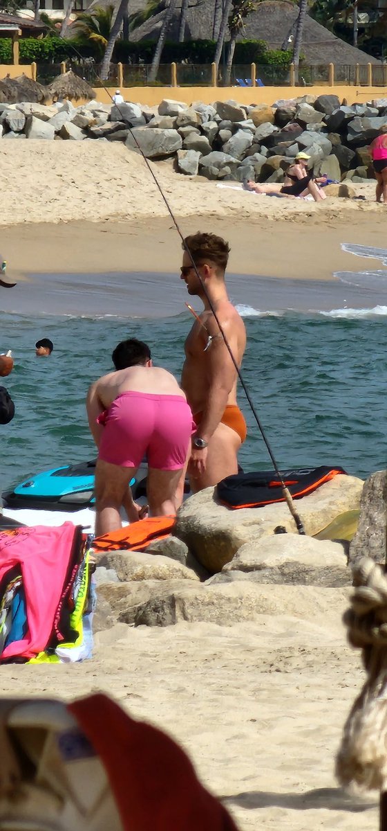 Ch1c0sD3L4C4ll3's tweet photo. Hora de subirse a la banana #Vallarta2023 #ChicosDLPlaya #BeachGuys #ForeingGuysInMexico #RealGuys #Paparazzi #PuertoVallarta 2/3 https://t.co/eCQkDMXOyO