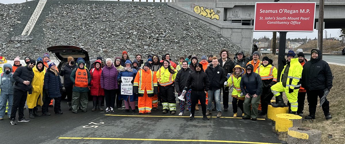 Students were proud to stop by the <a href="/psac_afpc/">PSAC-AFPC</a> picket line outside <a href="/SeamusORegan/">Seamus O'Regan Jr</a>’s office today in a show of solidarity 📢 

A win for one is a win for all, students and workers are united and call for a fair deal now ✊ 🪧