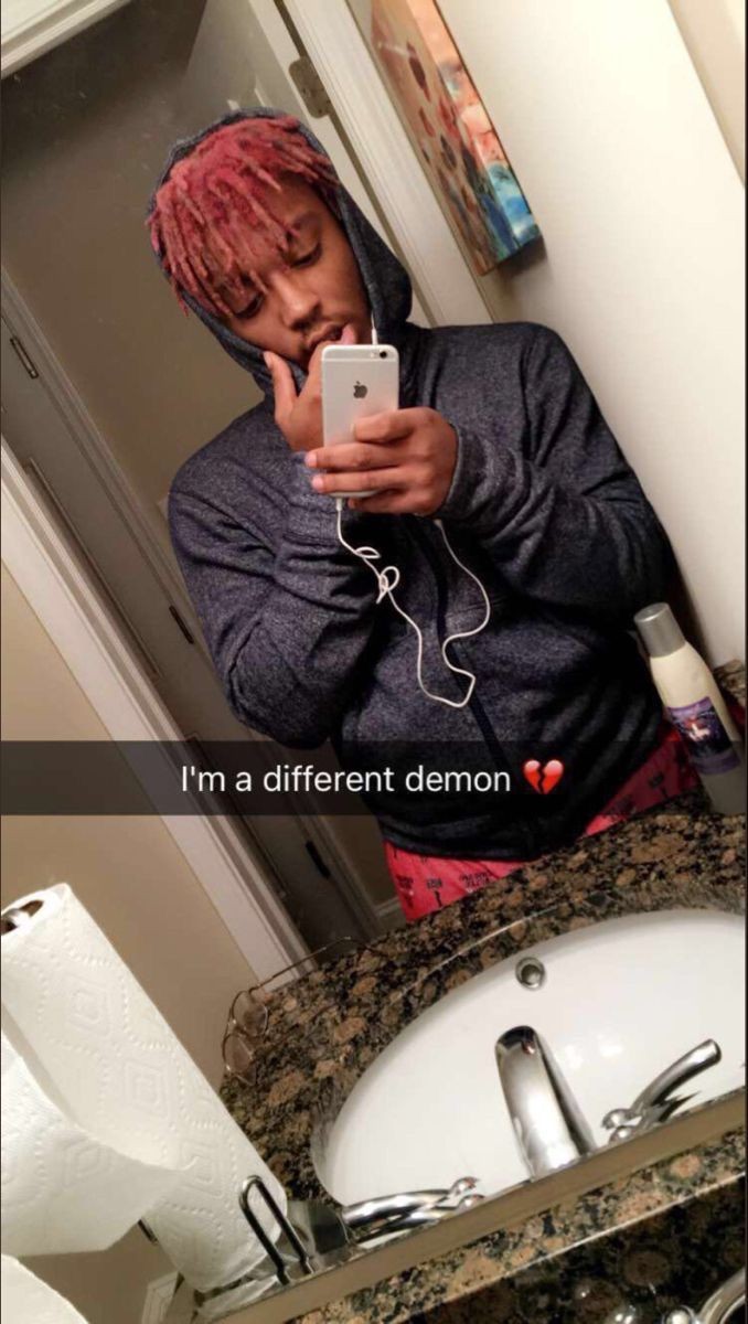 Throwback To When Juice Wrld Has Pink/Red Dreads