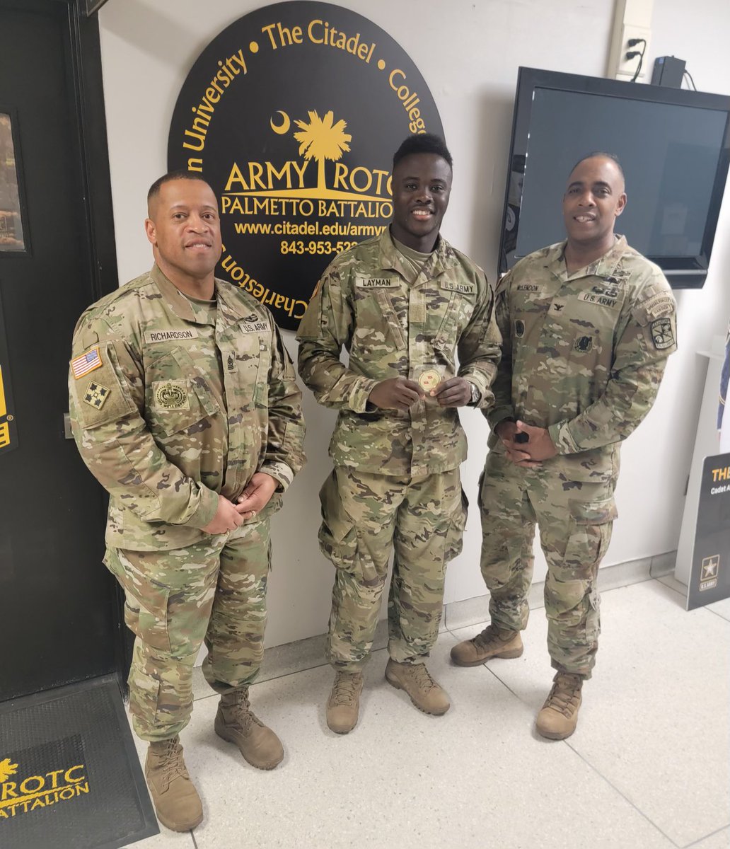 VFarhnbullah's tweet photo. I earned my black badge and took my oath of office today. Taking the proper steps toward becoming a 2nd lieutenant! @CitadelFootball @CitadelArmyROTC #blessed https://t.co/eFPqbqiXLQ