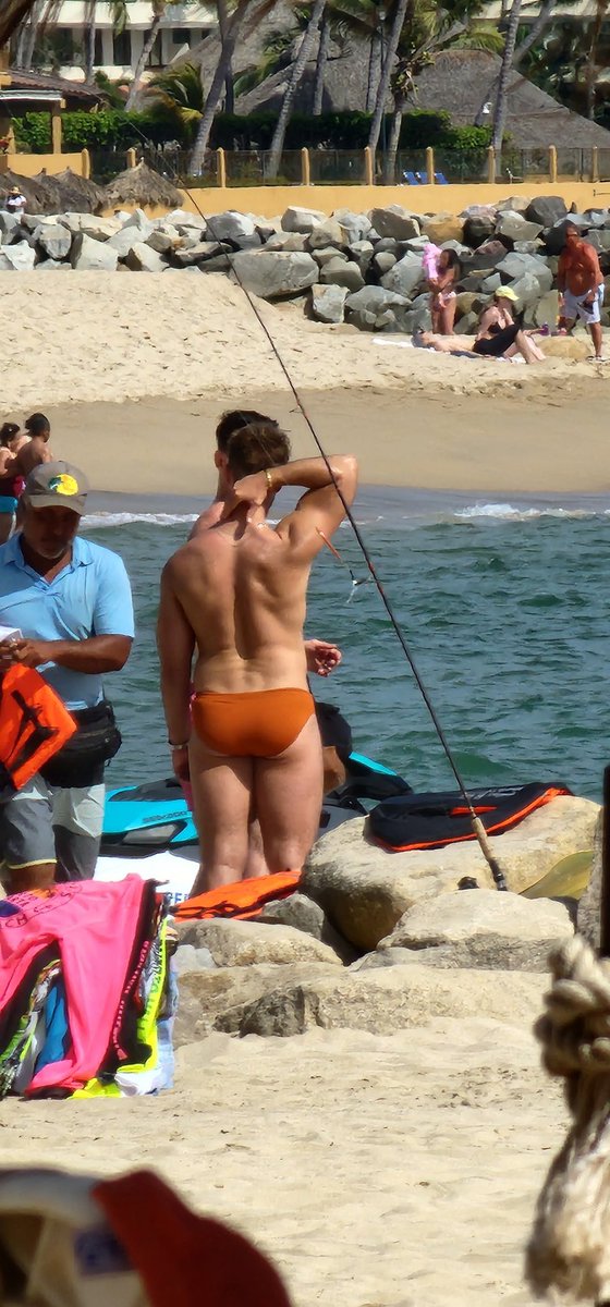 Ch1c0sD3L4C4ll3's tweet photo. Hora de subirse a la banana #Vallarta2023 #ChicosDLPlaya #BeachGuys #ForeingGuysInMexico #RealGuys #Paparazzi #PuertoVallarta 3/3 https://t.co/IVXSIXmatY