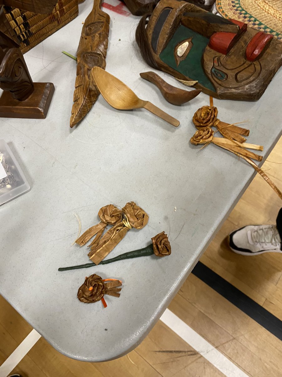 SoniaMaglio1's tweet photo. Learning about cedar, and creating beautiful cedar roses with staff from @southslopeSD41 and BC School for the Deaf. Thank you Gena for a great day of learning! https://t.co/vmGvq565j6