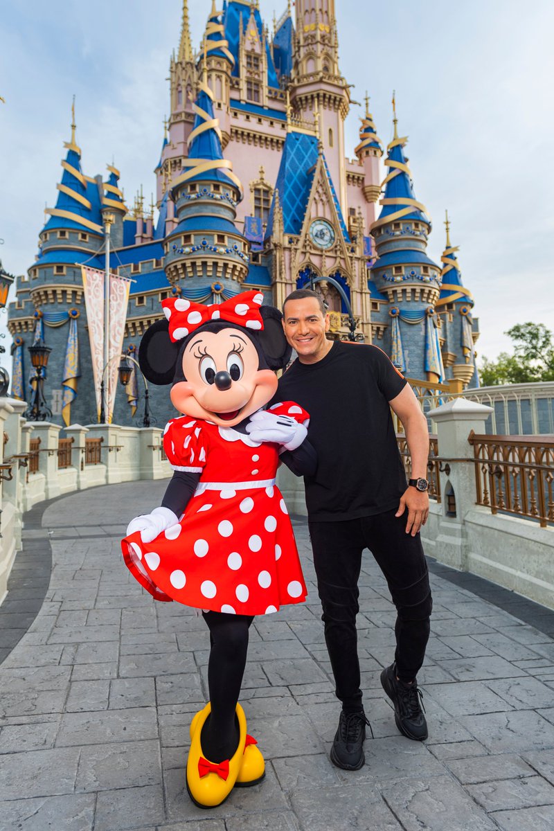 ingridcotto's tweet photo. @VictorManuelle bailó salsa con Minnie Mouse en @WaltDisneyWorld. Así se cumplió uno de los sueños del cantante puertorriqueño que celebró 30 años de carrera en "El Lugar Más Mágico del Mundo". Víctor, estoy segura de que "tú volverás" a Disney. ¡Felicidades!
📷 https://t.co/DNY07JaXy6