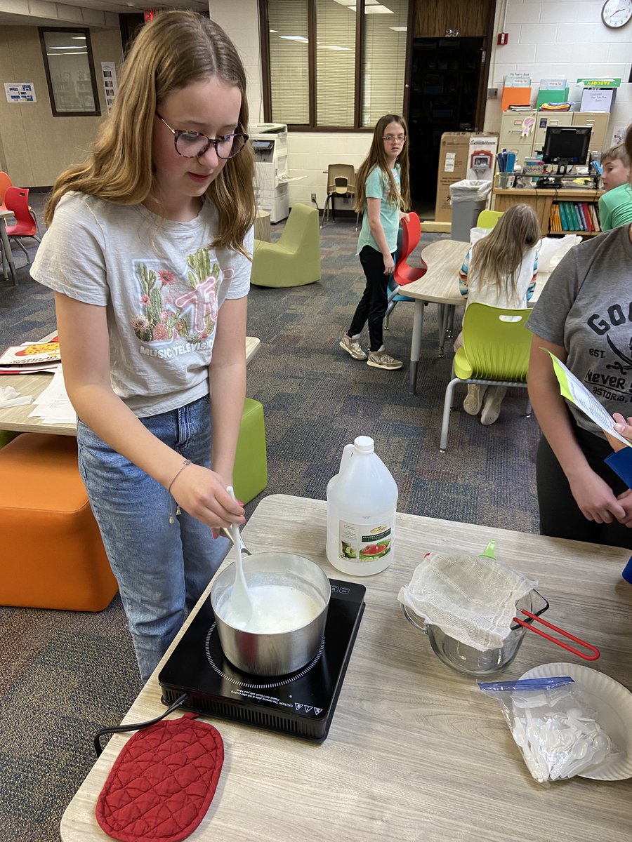 BAufdenk's tweet photo. More NPPS HALS students discover the science behind pizza. Thanks to Dr Andreia Bianchini, UNL Food Scientist for cooperating with NE Extension in Lincoln County. Students enjoyed seeing cheese come to life with the element of science. #UNLFoodSafety #NebExt. #fitandhealthykids https://t.co/KccHOQk6wT
