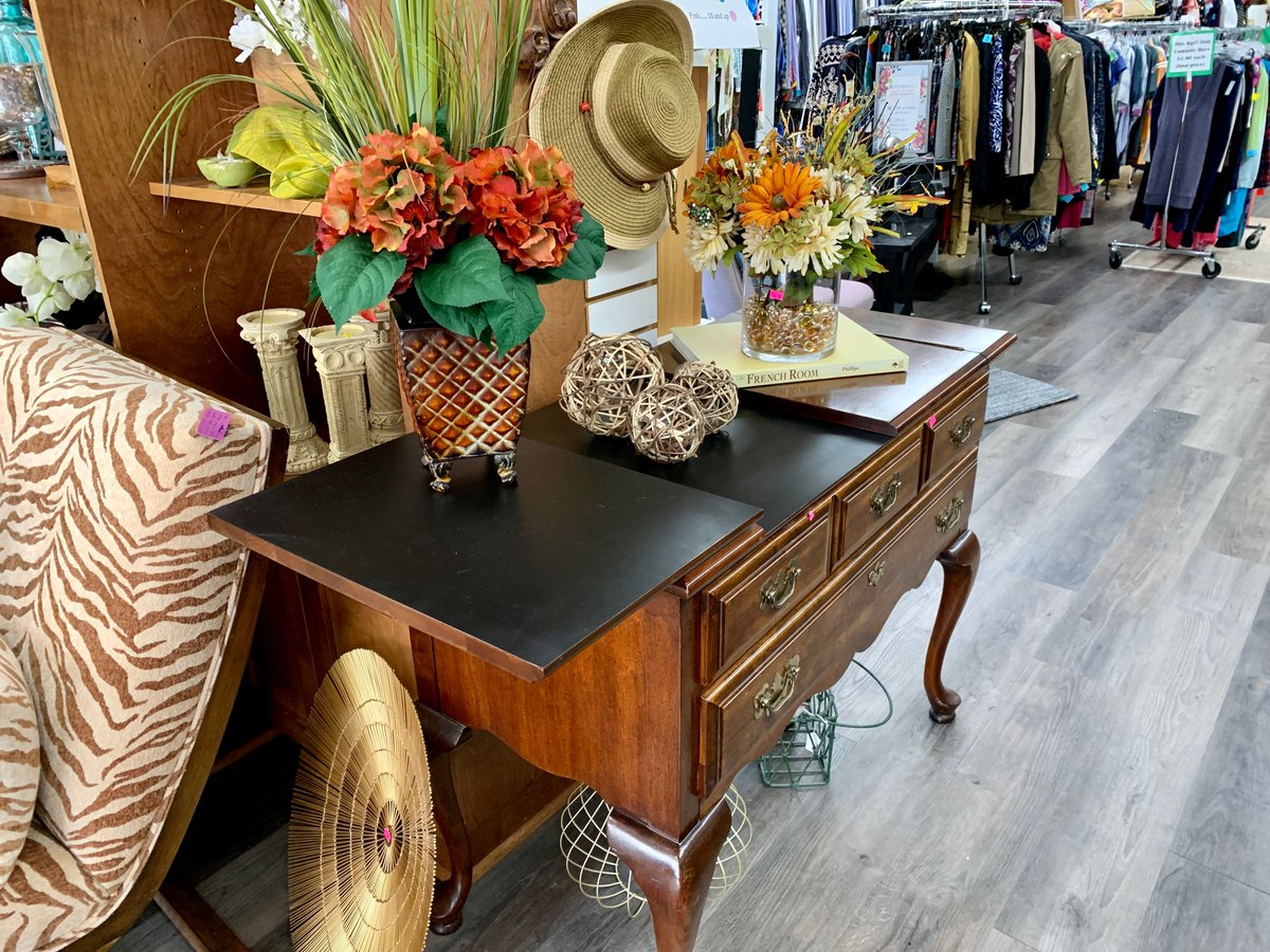ALCVThriftShop's tweet photo. ❇️ Bargain Box Thrift Store Specials 4/25-29
❇️ Open Tuesday thru Saturday, 1-4pm
❇️ Where Shopping Means Giving
💲1.00 All RedTagged Clothing (excludes Boutique) &amp; Orange
Stickered Items
2️⃣5️⃣% off Lamps &amp; Artwork
2️⃣5️⃣% off Blouses &amp; Shirts (includes Boutique)
#localthriftstore https://t.co/2Q01Bluiw4