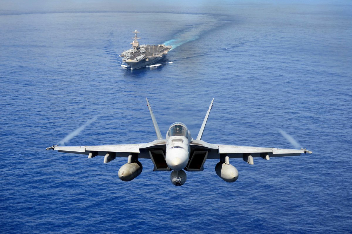 Later in the Pacific- A Super Hornet from the Tophatters of #VFA14 over #CVN74. The Tophatters were part of embarked Carrier Air Wing (CVW) 9 who flew more than 1,300 sorties in direct support of Operation Enduring Freedom during that 8 month deployment.
📸MCSA Ignacio Perez