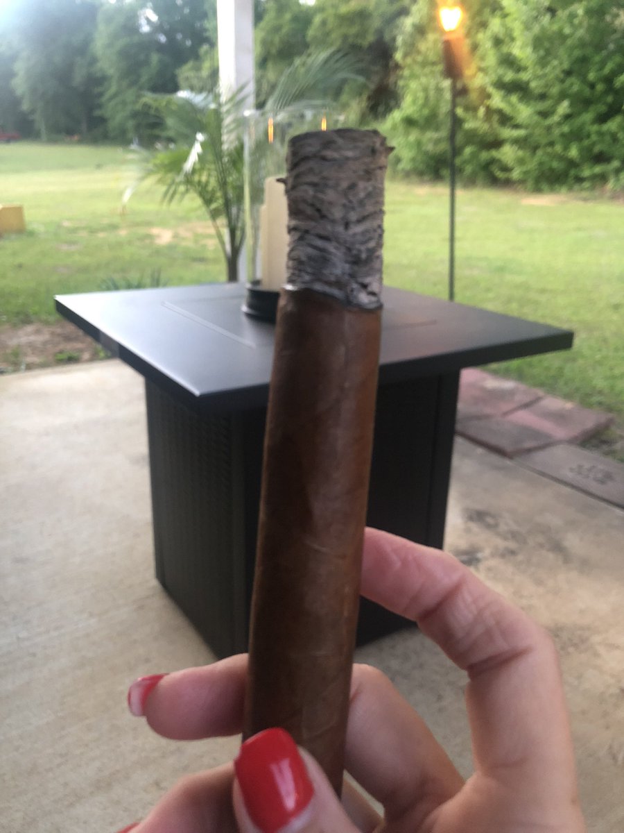 BALady_StAug's tweet image. Now that’s a great ash on my perdomo … thanks @SpringStCigars #cigars #bolt