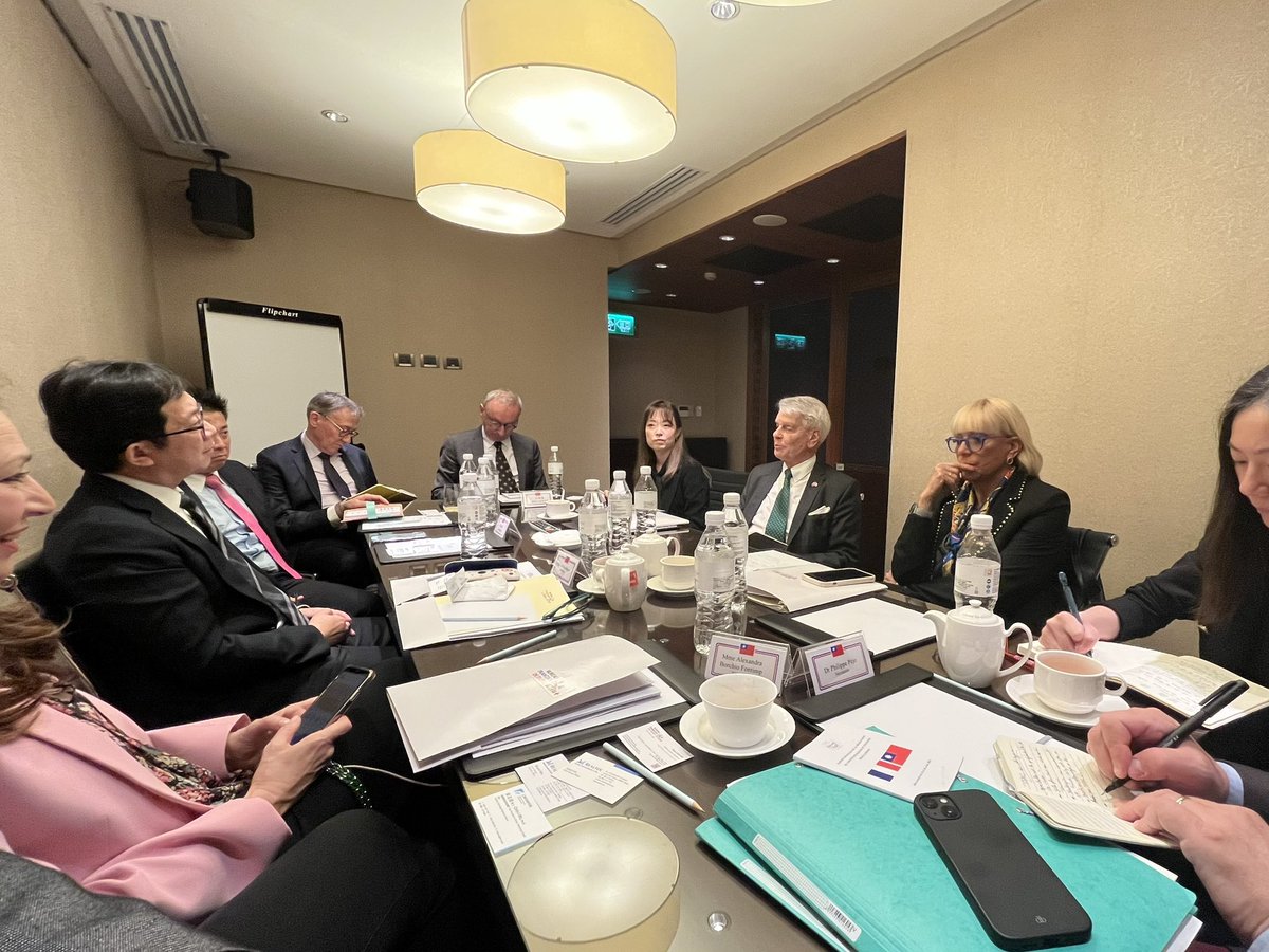 Le <a href="/Senat/">Sénat</a> à #Taïwan #Jour1🇫🇷🇹🇼

Reunion avec l’asso des industries des semi-conducteurs (puces électroniques) dont Taiwan concentre 60% de la prod mondiale et cherche à renforcer sa présence en Europe.
L’occasion de présenter les atouts majeurs de #SophiaAntipolis &amp; <a href="/CASAOfficiel/">CASA - Officiel</a>