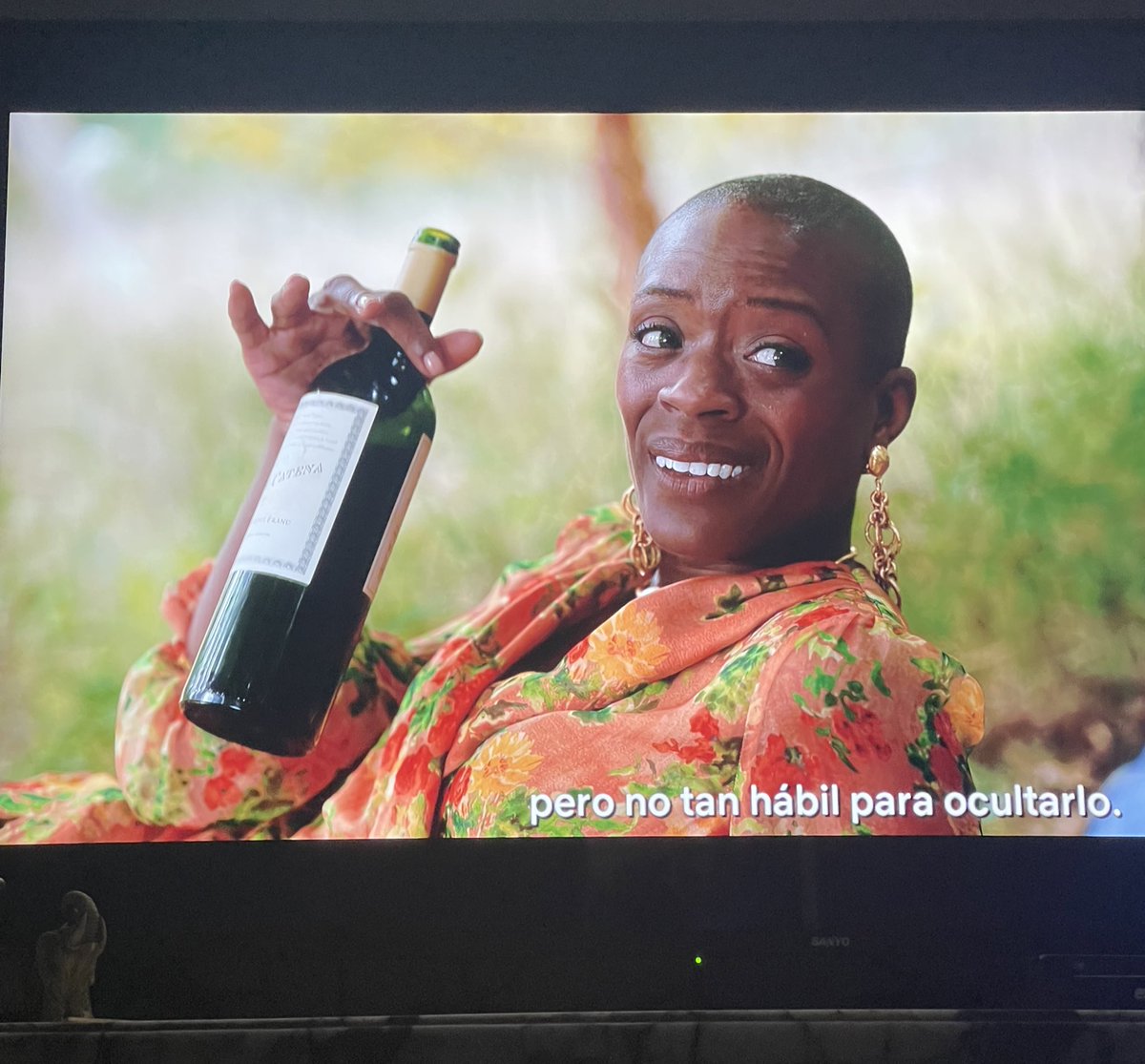 NicoInfantino's tweet photo. En la serie #LaDiplomatica de @NetflixLAT beben un DV Catena 🍷 🍇 
#Orgullo https://t.co/KEu7zsHRP0