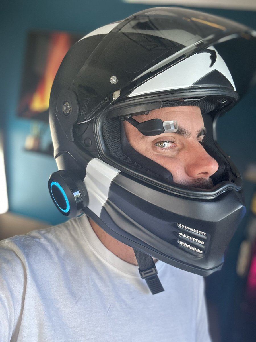 Enfin l’accessoire ultime pour moi à moto🏍️ l’affichage à tête haute directement CarPlay dans le casque

En plus c’est une start-up française 🇫🇷

 <a href="/EyelightsFR/">EyeLights</a>