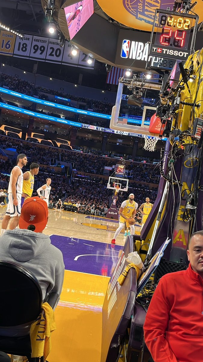 Floor seats for the Lakers game !! #LakeShow