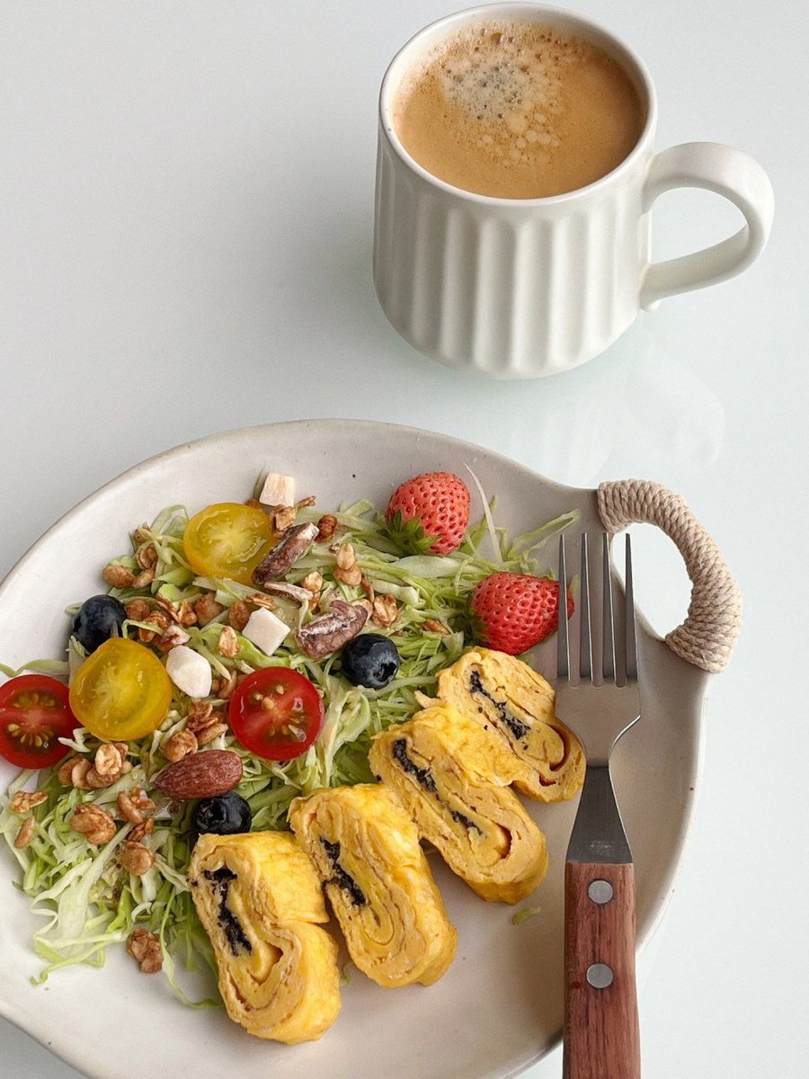 omardelrap's tweet photo. Nutritious breakfast check-in|||Menu: .Black truffle thick egg roast, vegetable salad .American coffee https://t.co/5BnJ98N1F8