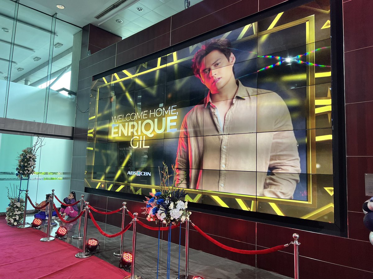 ABSCBNNews's tweet photo. IT'S OFFICIAL: Enrique Gil will remain a Kapamilya. Enrique is set to sign an exclusive contract with ABS-CBN this Tuesday. ❤💚💙

Enrique arrived with his new manager Ranvel Rufino and welcomed by ABS-CBN Executives. | via @mjfelipe https://t.co/AdeNXD7BZX