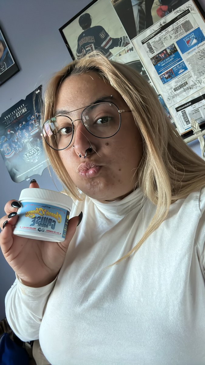 ninaxoxox97's tweet photo. Waiting for this baby to kick in, I took it after @NJDevils just scored that goal🤬 #fuckjackhughes #LGR #LETSGOFORACRUISE #StanleyCupPlayOffs #NYR #CheechAndChongs #CruiseChews @MyHomies @CheechMarin @tommychong https://t.co/dc4Lyoi6hj