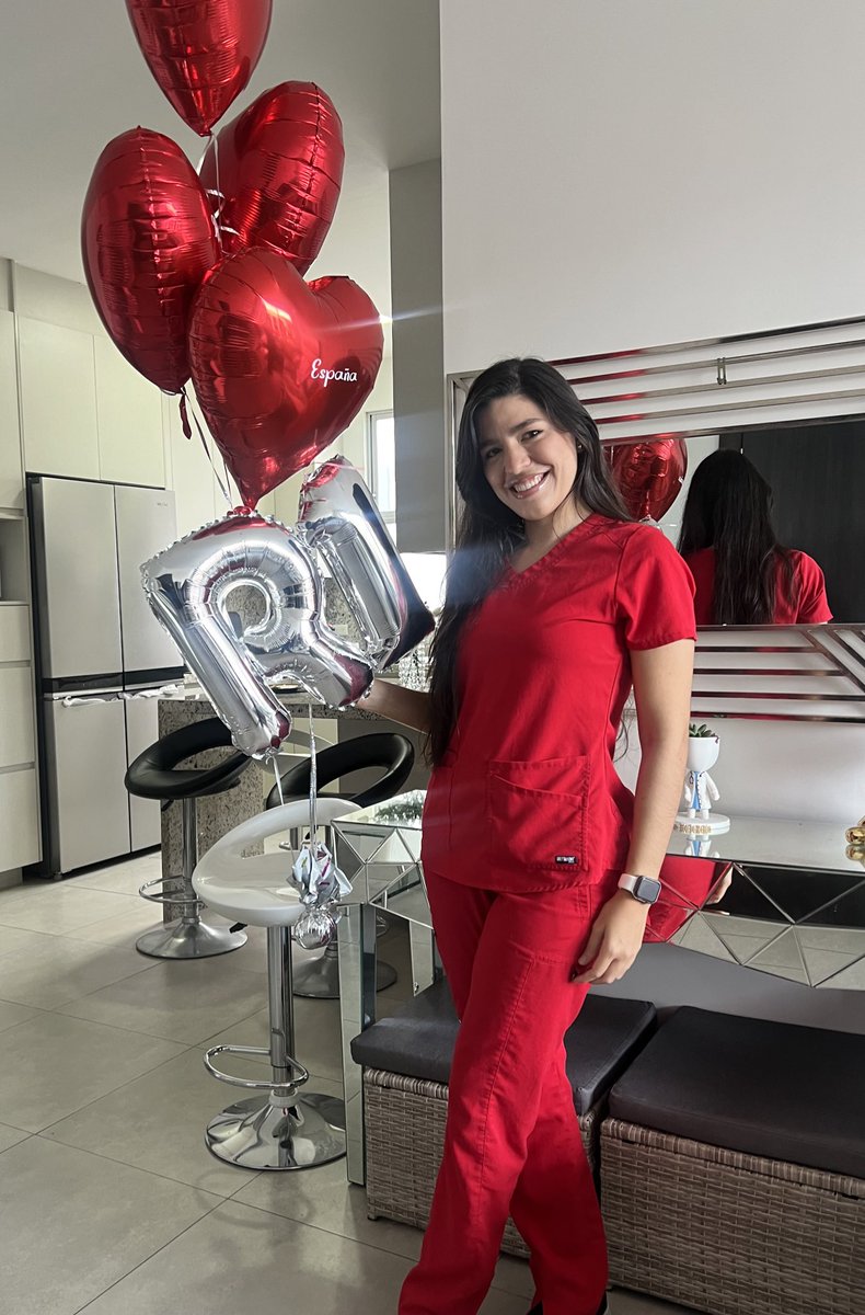 MABELENSOLIS's tweet photo. Oficialmente R1 de Cx Cardiovascular 🫀con globitos, carteles, tortas y todo 🤓🥹😳 https://t.co/jBGI4oNLTI