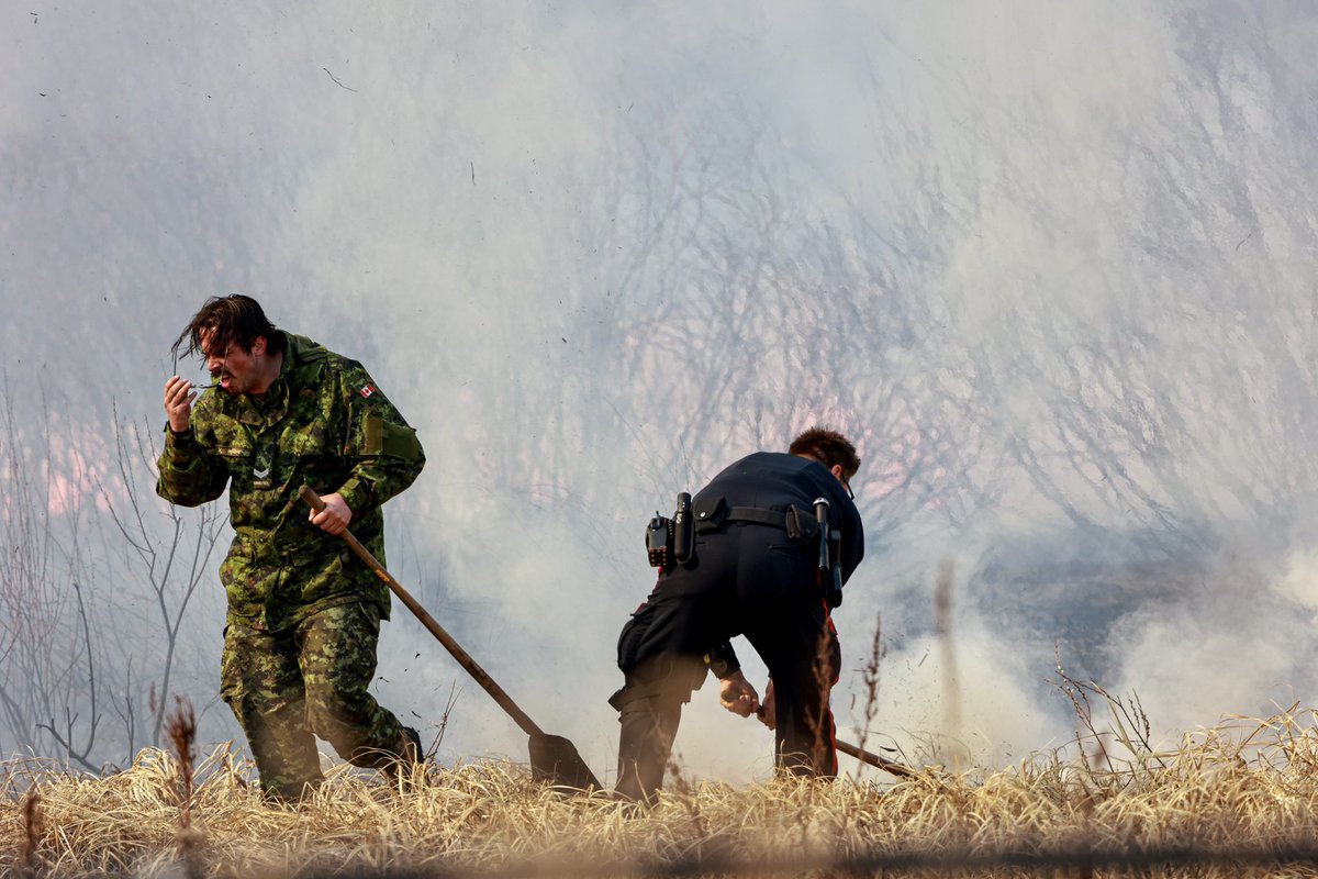 YEGHugo's tweet photo. There was a big fire 🔥 on the Albany area. Thankfully the firefighters have it under control now. No people or houses were burnt. Just all the dry grass in that area. #yeg #wildfire #firefights #edmonton #dryseason https://t.co/zCsphkLLwF