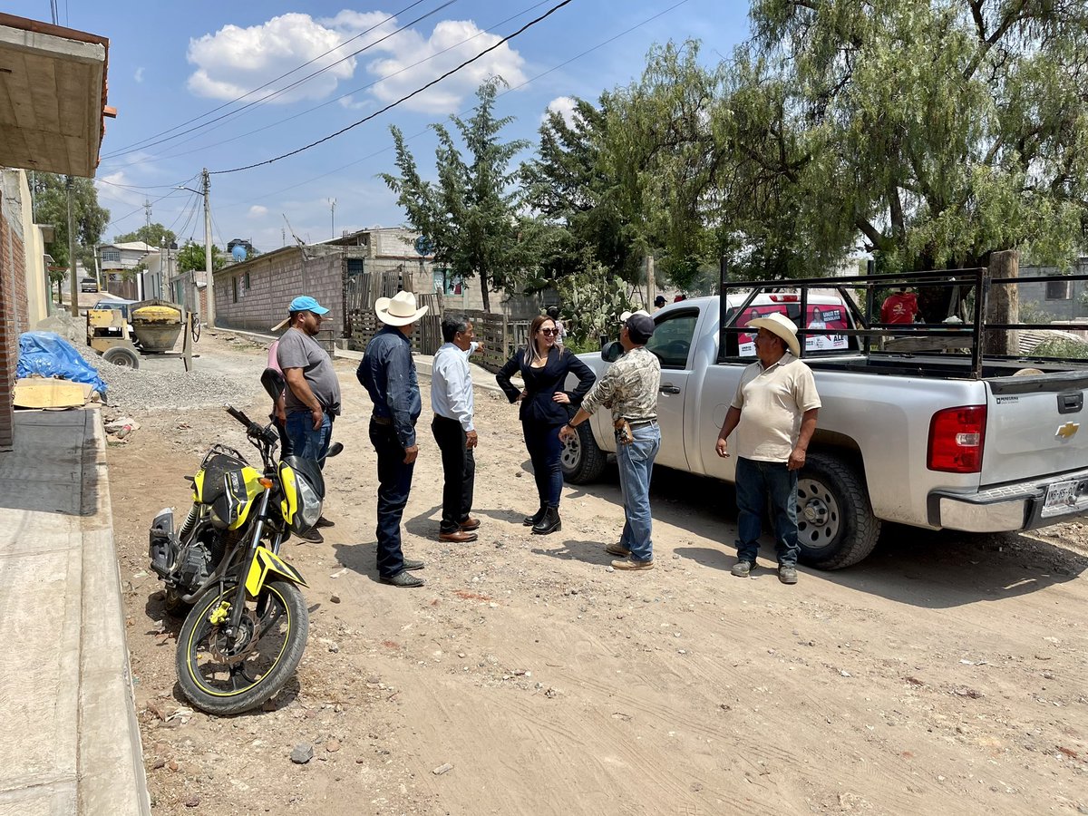 CristinaSanCol1's tweet photo. Me llena de energía estar con las #AutoridadesAuxiliares de #Oxto y ser testigo del avance que llevan en la calle #PinoSuárez; escuchar a las vecinas y vecinos de #Otumba es una gran oportunidad para que en mi #Distrito39 se #CumplaDe❤️. https://t.co/o85CcSUTrp