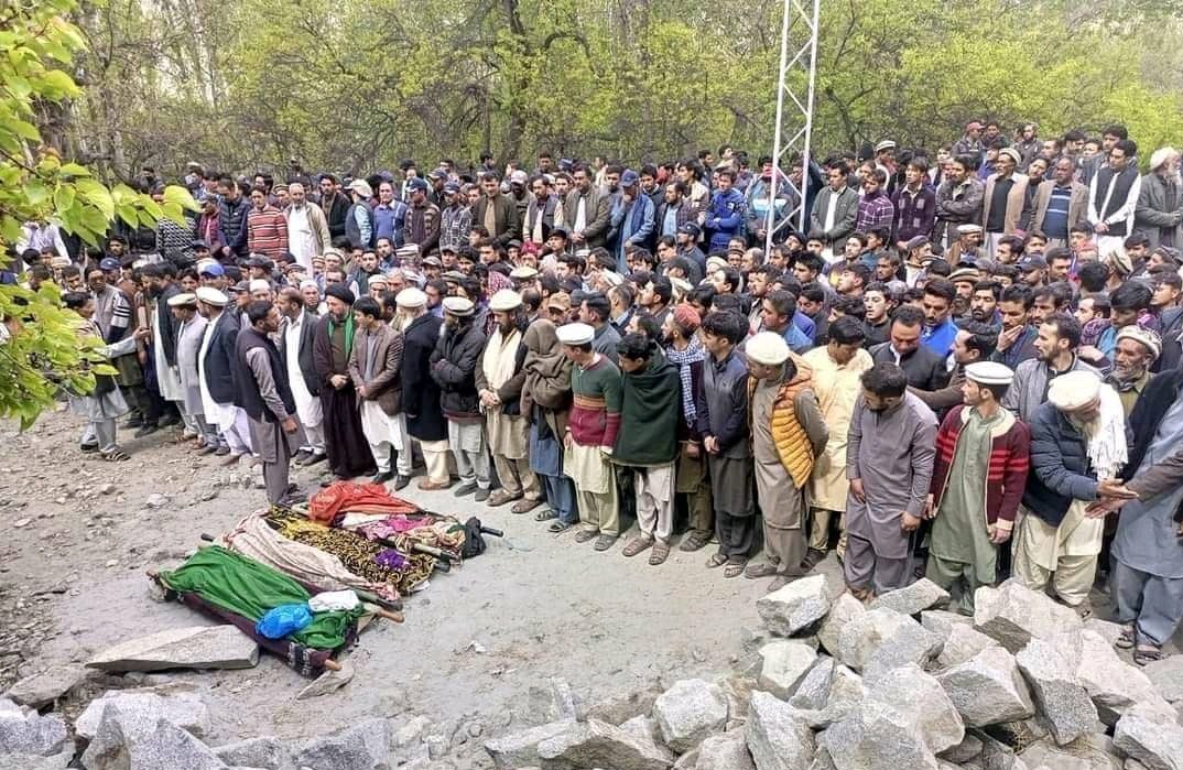 SamRaja21700228's tweet photo. گلگت بلتستان کے باشندوں کا احتجاج ۔ 
بچوں کے قاتل شرابی کیپٹن کو گرفتار کیا جاۓ ۔ 
#GilgitBaltistan 
#JammuAndKashmir https://t.co/bAJsONytIB