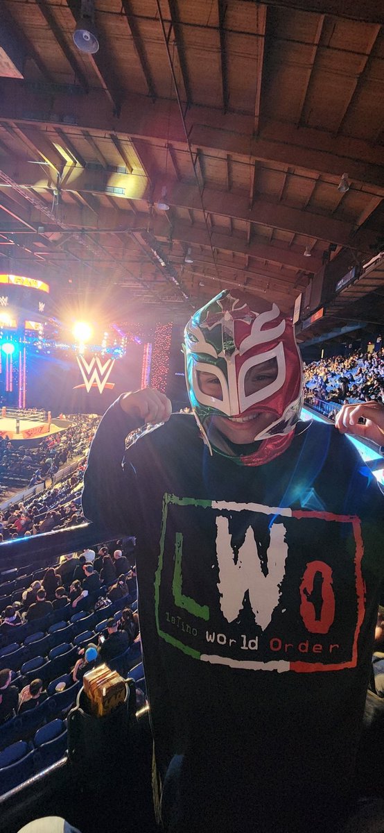 lebe1919's tweet photo. LWO 4-Life!! @reymysterio @WWEUniverse @EscobarWWE @ZelinaVegaWWE https://t.co/mpGOWVZmlS