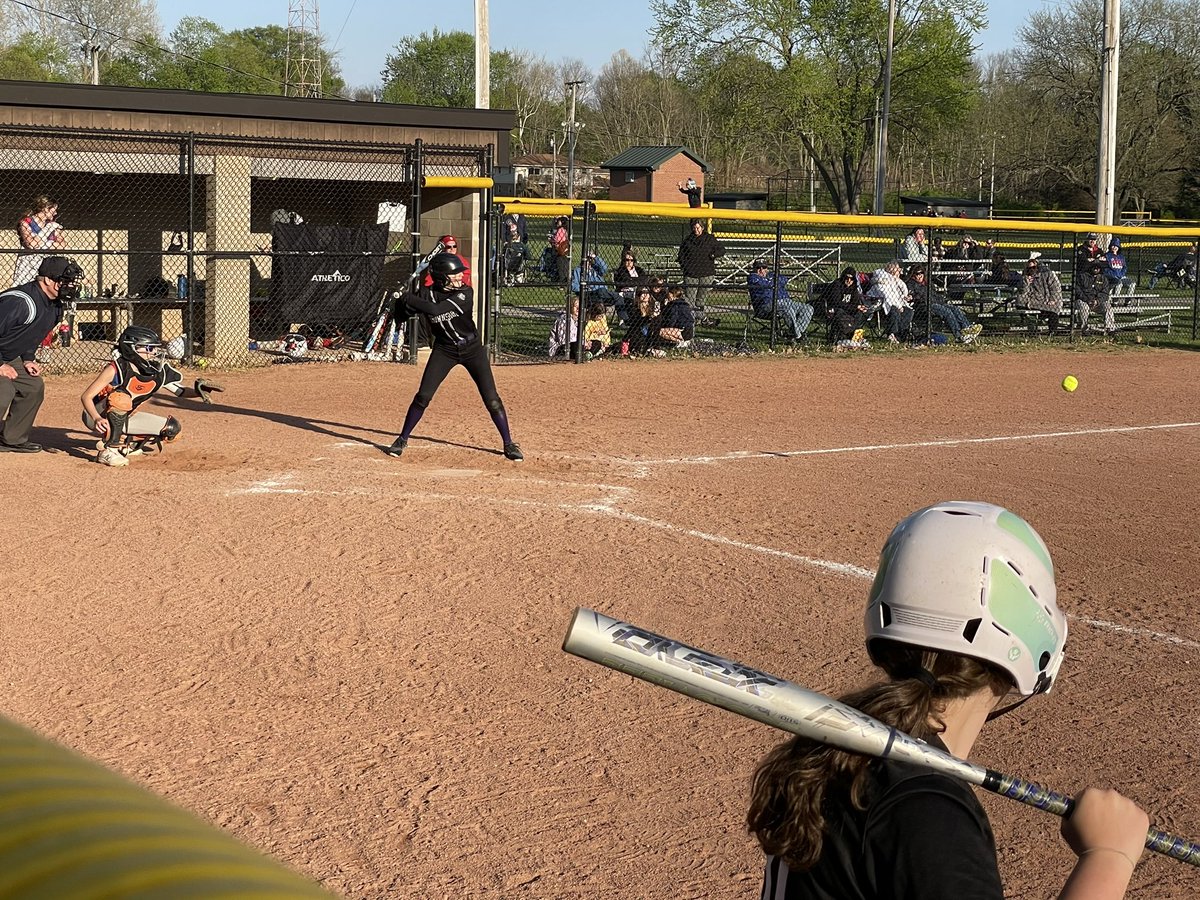 BEMSBulldogs's tweet photo. 7th SB brings home another big win over Plainfield! The game was tied at 5 in the top of the 5th when Lambert started the 7-run onslaught. Baldwin &amp; Baker led the offense with four hits each. Great run-saving catches were made in the outfield by Duncan, Ziegler, Baker &amp; Baldwin. https://t.co/aeGIH3E18P