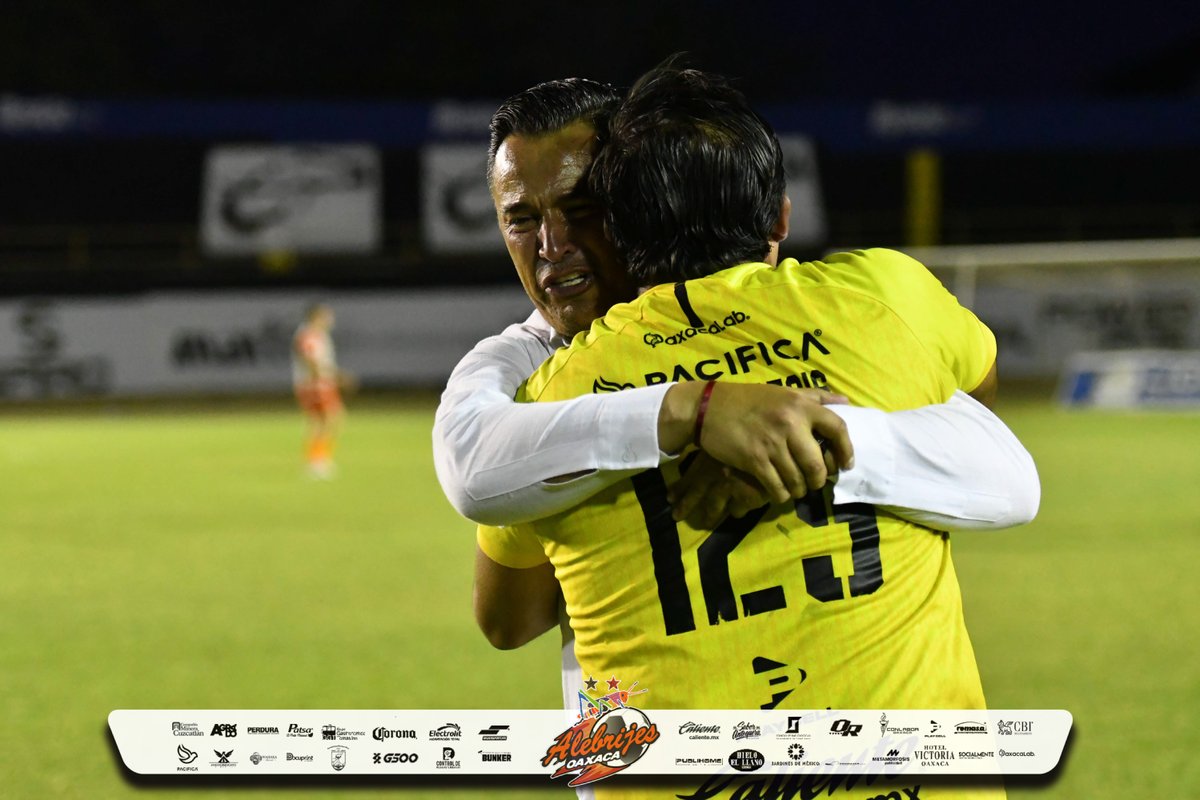AlebrijesOaxFB's tweet photo. 🏆📷| Nada como la victoria, así festejamos el campeonato del #Clausura2023 de la @LigaPremier_FMF Serie B

#AlebrijesEsOaxaca💚🖤🧡
#Alebrijes🦗 https://t.co/Mf9uQThSat