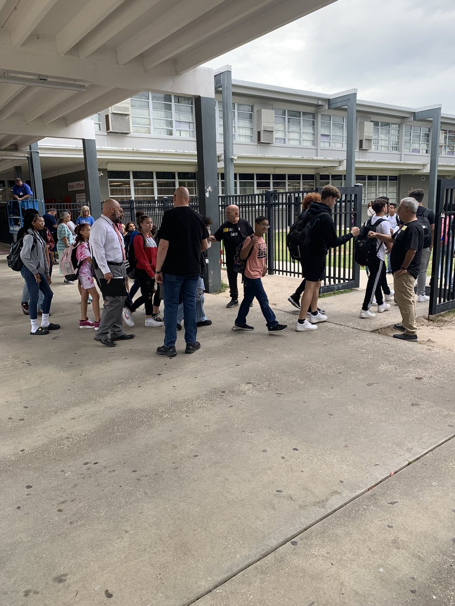 FortKingMiddle's tweet image. First day of Dad’s on Duty and it was a huge success greeting students to start the day.  If you are interested in joining this dynamic group at FKMS, contact the school. @chadefrazier @LivengoodDC