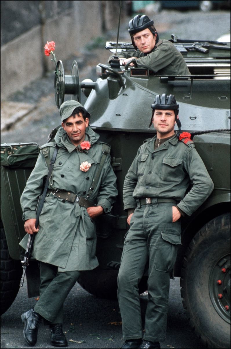 CatiaM_Carvalho's tweet image. “Meu senhores, como todos sabem, há diversas modalidades de estado. Os sociais, os corporativos e o estado a que chegámos. Ora, nesta noite solene vamos acabar com o estado a que chegámos.”

25 de abril 1974

Salgueiro Maia