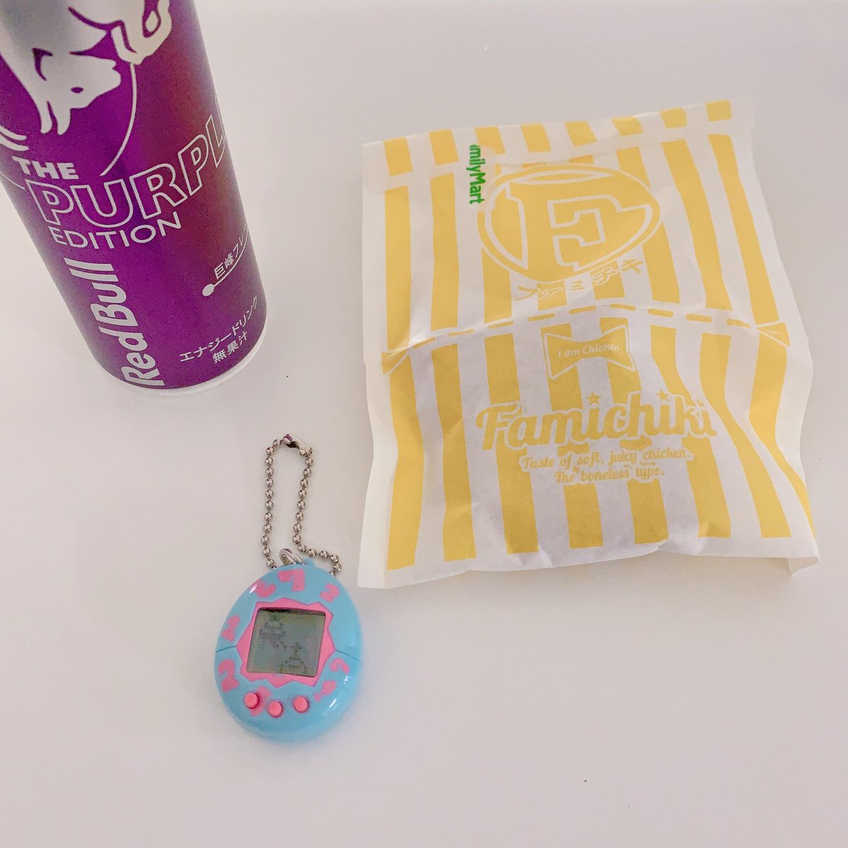 レッドブル(巨峰味)＆スパイシーチキンwithちびたまごっち💛

食生活やばい😥💦
引っ越したらちゃんと自炊します😱
ちびたまごっち、実はお世話全然できなくて、天へと旅立っていきました🥲💦