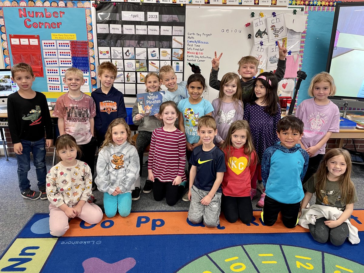 Elle won a visit to kindergarten at the Fun Fair! We're so lucky that she chose to visit our class! Thanks for reading The Night Pirates to us! 🦜🏴‍☠️🌙#d70cougars @MrsHayD70