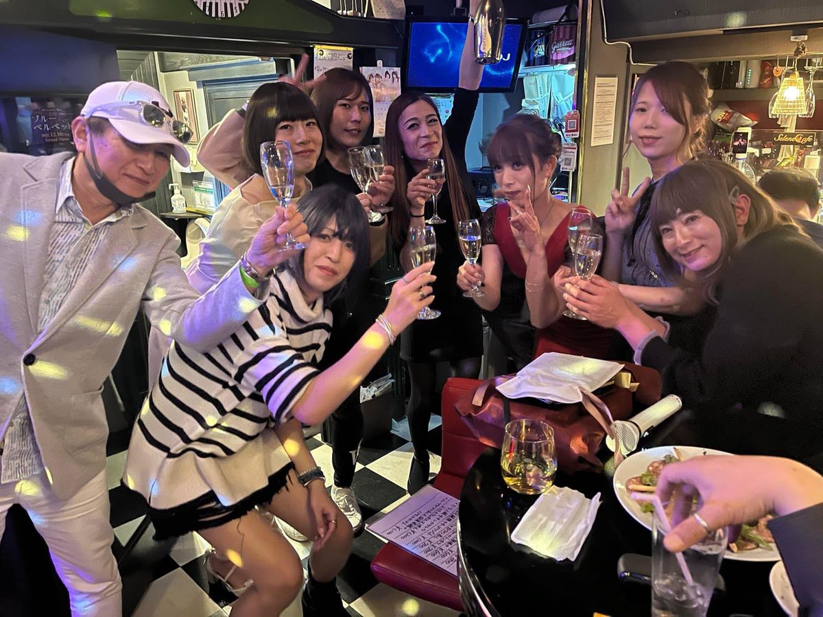 tacaco2020's tweet photo. 先週土曜のミックスフライvol.2 あゆタンBirthdayBashオープン前からたくさんご来店ありがとうございました。大大盛況でした✨次回のミックスフライvol.3は6/17(土)予定です。メモメモ📝よろしくお願いします。
@selenecafe #新宿6丁目 #ミックスフライ #allmixevent #dj #女装 https://t.co/VVBio8IpCf