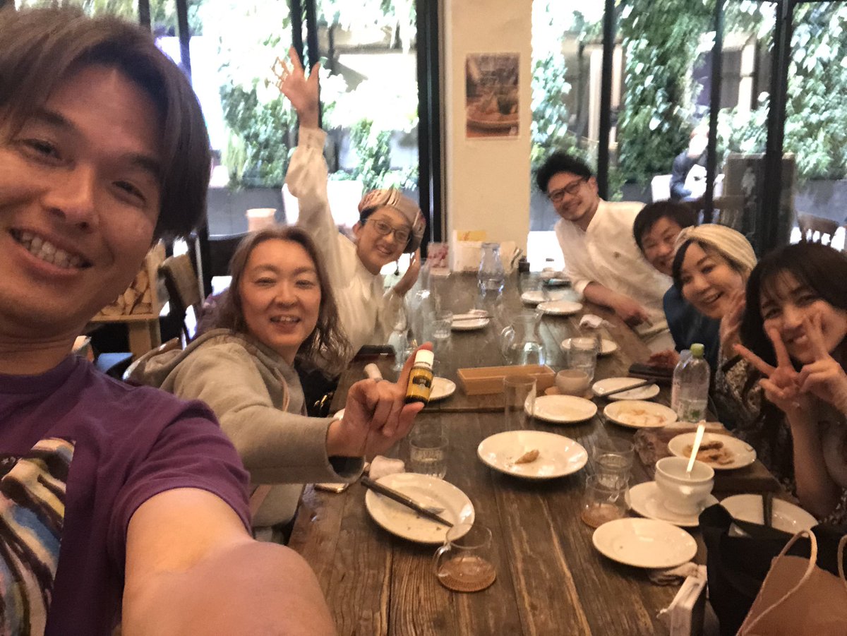 37chappy's tweet photo. エッセンシャルオイルのトップ会議。ゲリーヤング博士を愛し共に学んだ仲間と再会。いっぱい話せて楽しかった💕 大阪来て粉もんアカンてマジ？小麦食べない人向けに米粉パスタを作ってもらう→むちゃ美味しく大盛り3皿完食。サラダにはレモンのオイルかけて食べた
#アロマ男子
#大阪グルメ
#LOVETABLE https://t.co/0bhliH9rbM