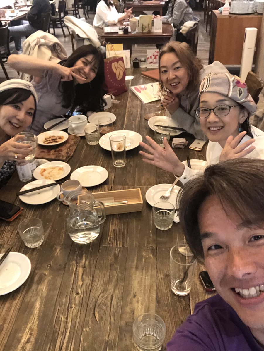 37chappy's tweet photo. エッセンシャルオイルのトップ会議。ゲリーヤング博士を愛し共に学んだ仲間と再会。いっぱい話せて楽しかった💕 大阪来て粉もんアカンてマジ？小麦食べない人向けに米粉パスタを作ってもらう→むちゃ美味しく大盛り3皿完食。サラダにはレモンのオイルかけて食べた
#アロマ男子
#大阪グルメ
#LOVETABLE https://t.co/0bhliH9rbM