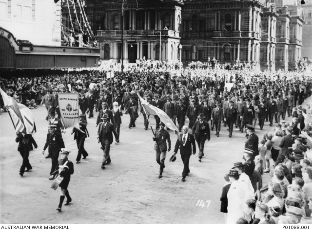 MHS_NSW's tweet photo. This Anzac Day 2023 The Military History Society of New South Wales honours the brave soldiers who fought and died for our country. Lest We Forget.

Image: Anzac Day march passing Sydney Town Hall,  1938.

#AnzacDay #AnzacDay2023 #Sydney #NSW #nswpol #auspol https://t.co/DVa2iMLfpP