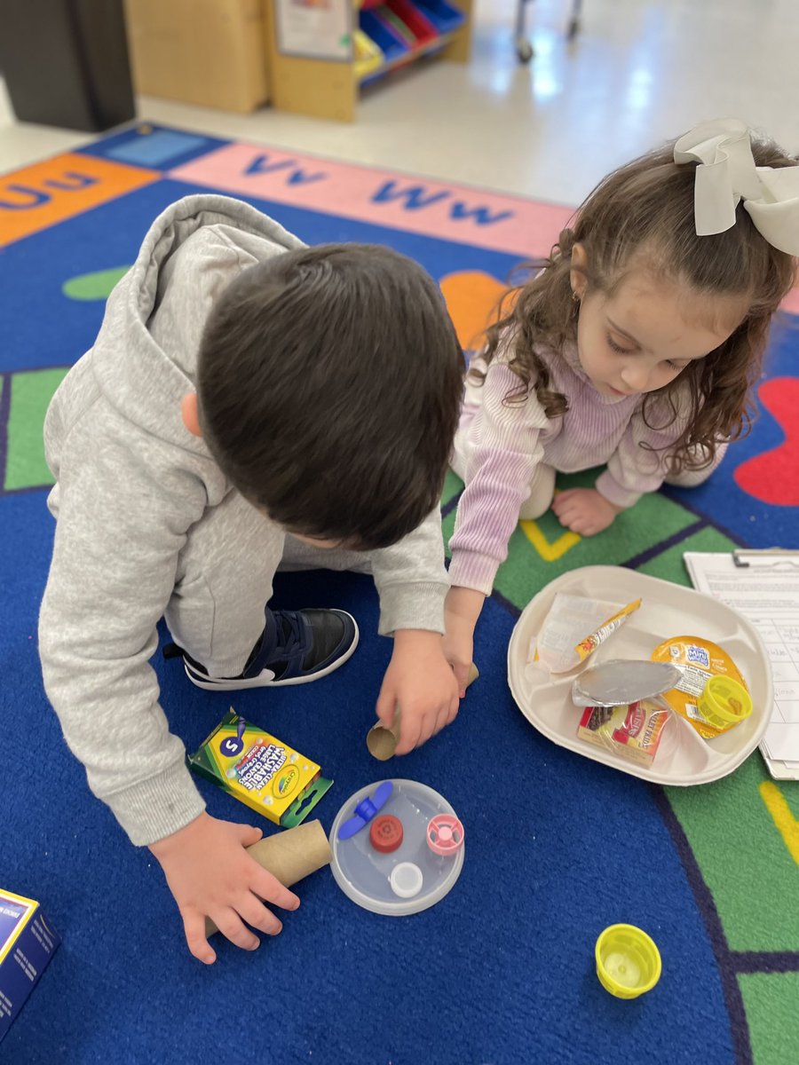 D31BeeHiveSI's tweet photo. Students in 3k4 at #Woodrow created a recyclable #MatMan using recyclable materials found in the classroom and at home #LearningWithoutTears #EarthDay @DrJoyAbrams @AP_JelaniMiller @DrMarionWilson @CSD31SI @NYCSchools https://t.co/lw4wwGvb1P